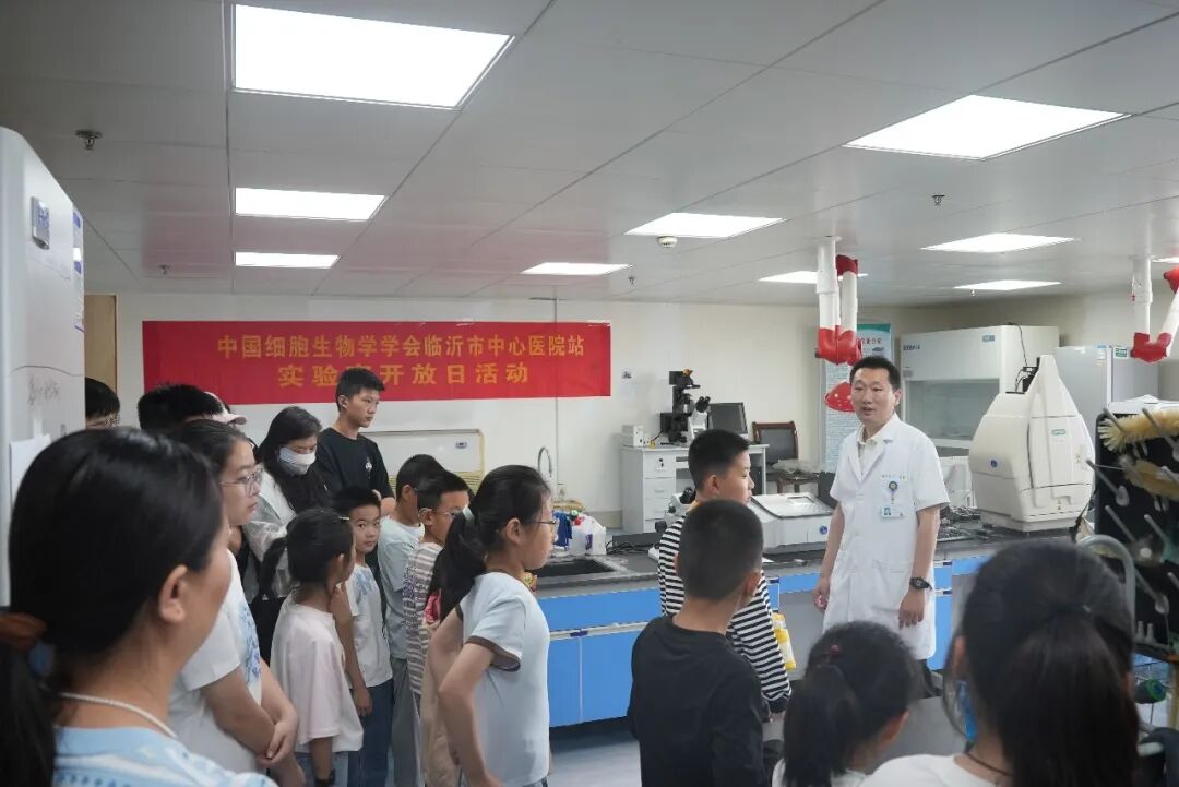 实验室活动.jpg 实验室活动.jpg